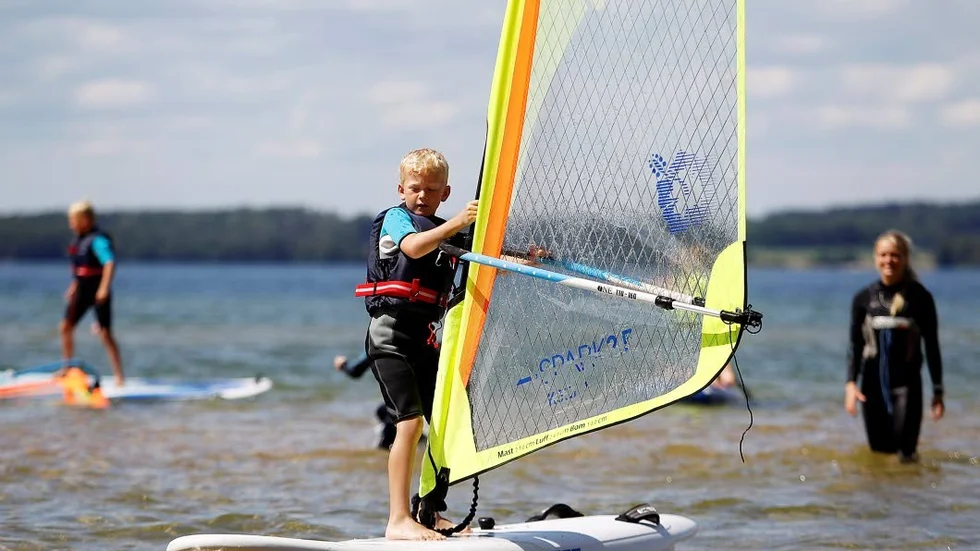 Vind. I seglet hade Oliver Werme-Holmer under sommarcampen. Klättra i höghöjdsbanan tyckte han var att föredra för där slapp man bli böt.