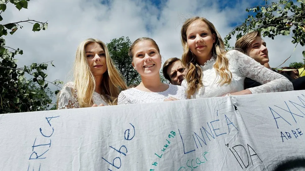 Sofhia Linde Husbom, Sofia Axman och Maja Olsson firar sin sista skoldag.