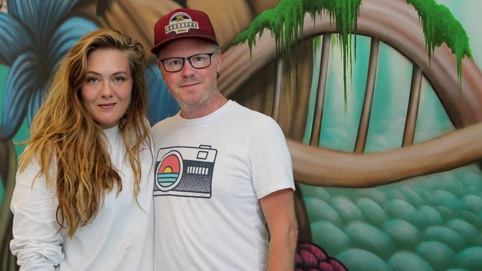 Henrietta och Daniel Kozica är kostnärerna bakom väggmålningen.