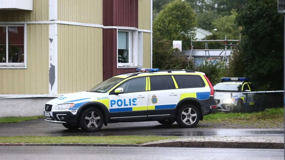 Polisen på plats efter misstänkta mordet i Motala. BILD: Jeppe Gustafsson