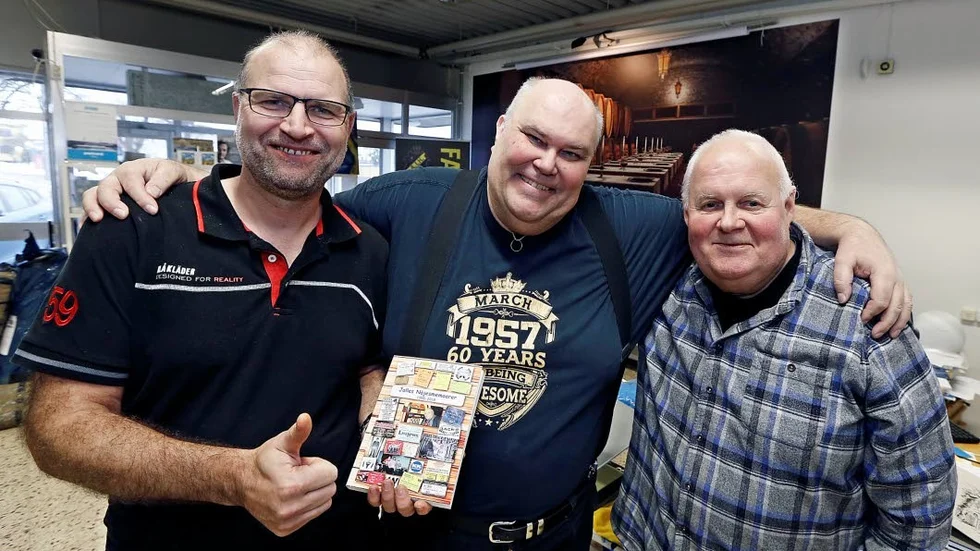 Förläggarna flankerar författaren; Johan Liljefors, Jalle Swanö och Roger Durlind.