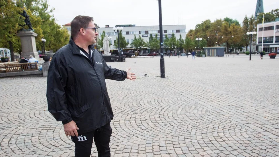 Den rödgröna oppositionen har inget förtroende för Daniel Starkengren (M)  i den kommande rollen som ordförande för Bostadsstiftelsen Platen. Bild från ett valuspel om Stora tiorget.