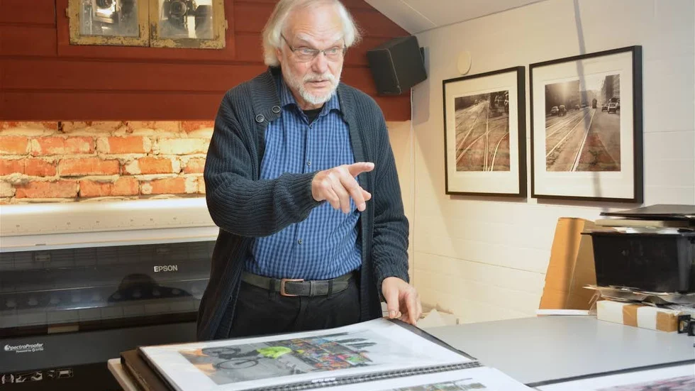 Leif O Pehrson började med fotografi redan som tioåring. Hemma i kulturstadsdelen Verkstan i Motala har han och hustrun Annika sedan 40 år ateljé, bildarkiv och bostad, arbetsplats och ett ständigt pågående renoveringsprojekt.