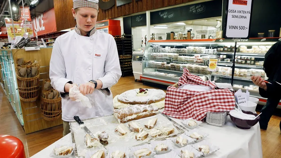 Oliver Henriksson fick specialuppdraget för dagen, att servera kunderna provsmakning av semlor.