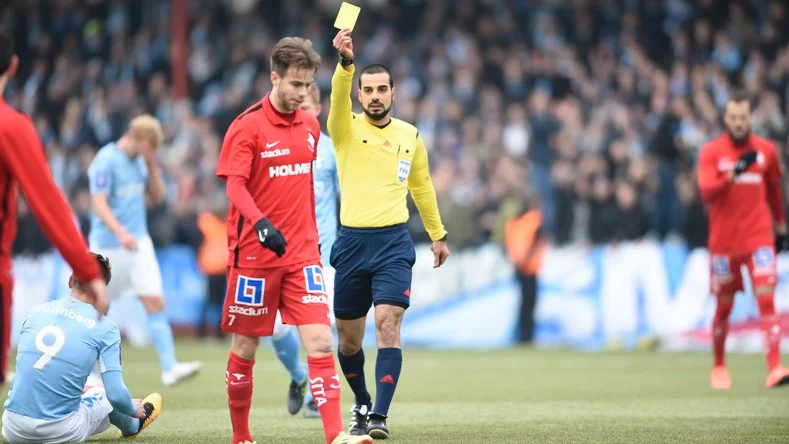 MALMÖ 2016-03-13  
Norrköpings Jon Gudni Fjoluson får en varning efter kapning av Markus Rosenberg under söndagens kvartsfinal i Svenska Cupen i fotboll mellan Malmö FF och IFK Norrköping på Malmö IP. 
Foto Björn Lindgren / TT / Kod 9204