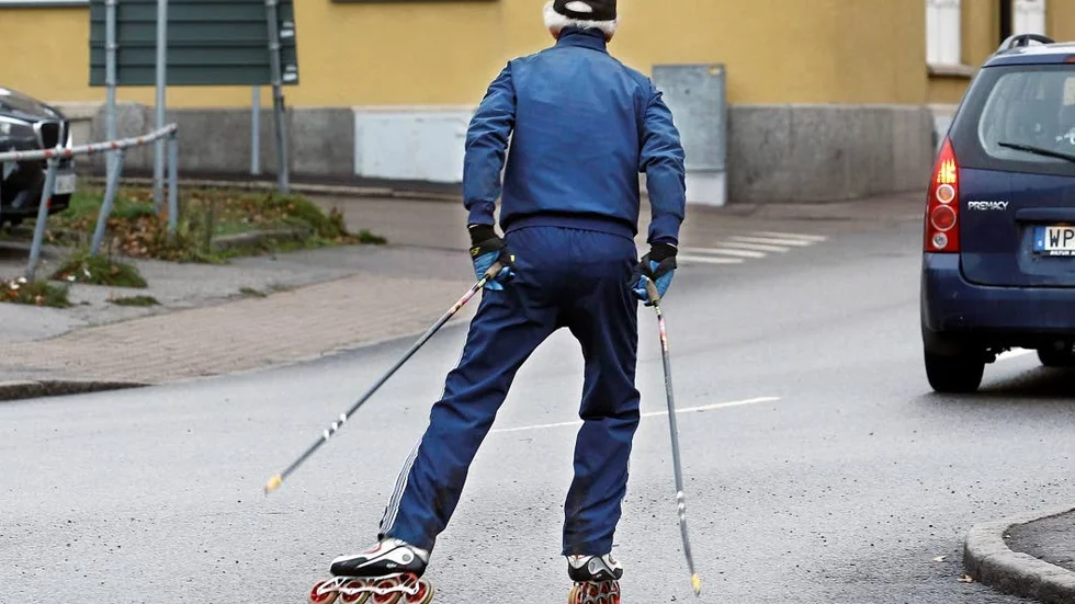 Vad göra om man är skidsugen på första advent och det inte kommet ens en gnutta snö. Är man praktiskt lagd så tar man fram stavar och rullskridskor och ger sig ut i adventstrafiken.