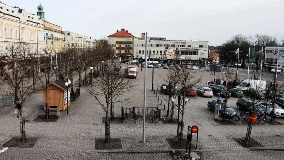 Polisen söker vittnen till en misshandel på Stora torget i Motala.