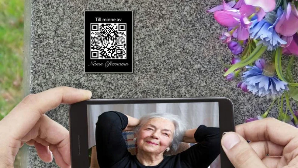 Med hjälp av en smartphone går det att scanna in QR-koden som sitter på gravstenen och ta del av minnen. Men alla gillar inte den nya tekniken.