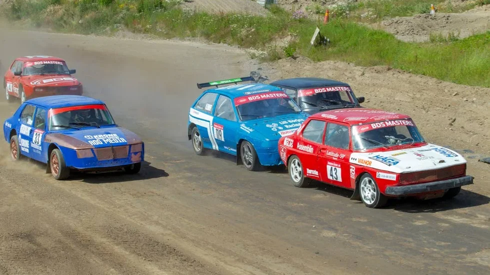 Nr 33 Robin Nilsson, Motala och 119 Robin Edoff, också Motala,  möttes i samma semifinal men ingen av dem tog sig till final när bilcrossen kom till Motala