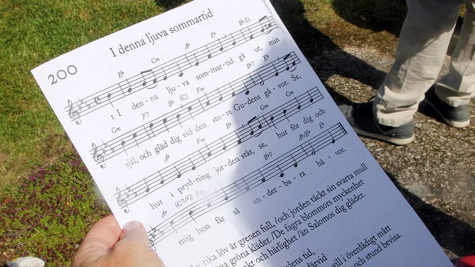 En passande psalm att sjunga i det fina midsommarvädret.