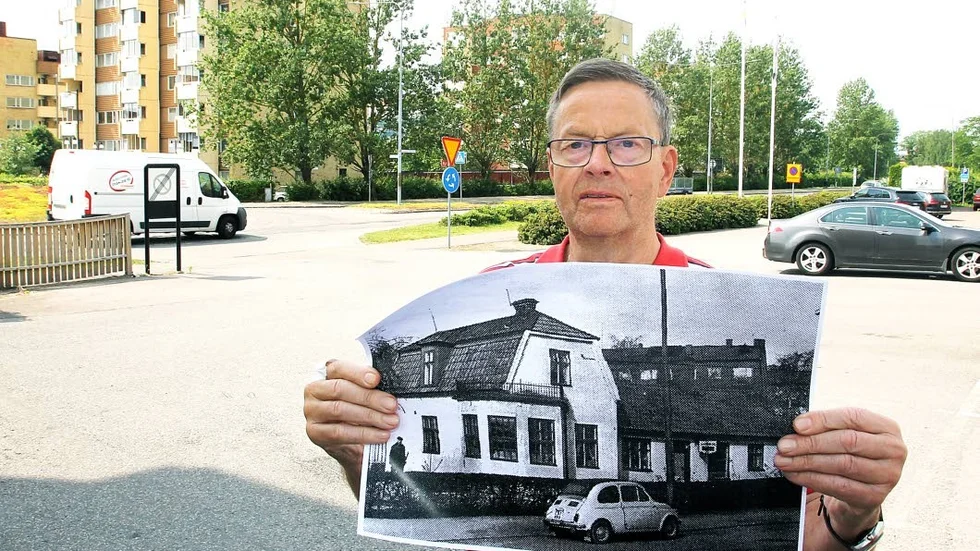 Lars Hertzman står på den plats där hans mamma Rut drev Hertzmans bageri 1947 -1982.