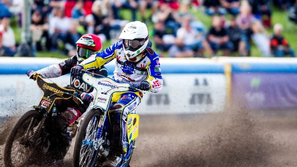 Linus Sundström öppnade matchen mot Indianerna med att komma tvåa i det första heatet. Lite senare fick den avbrytas på grund och höll på när MVT gick i tryck.
