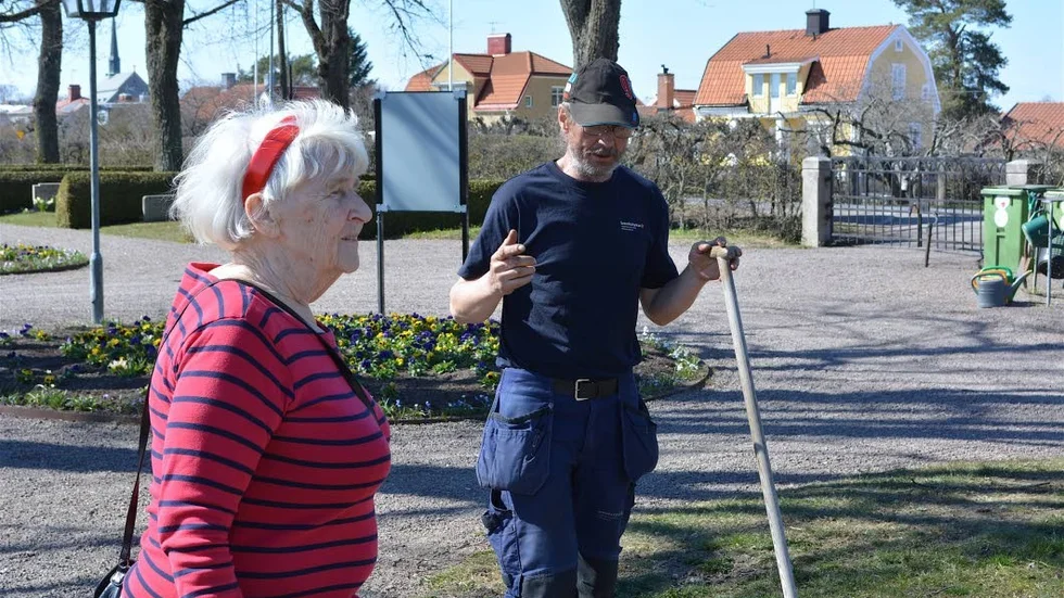 Ewa-Britt Nilsson är sugen på att åter jobba på griftegården efter en tid med ryggbesvär. "Vi har saknat dig", säger Christer Strid.