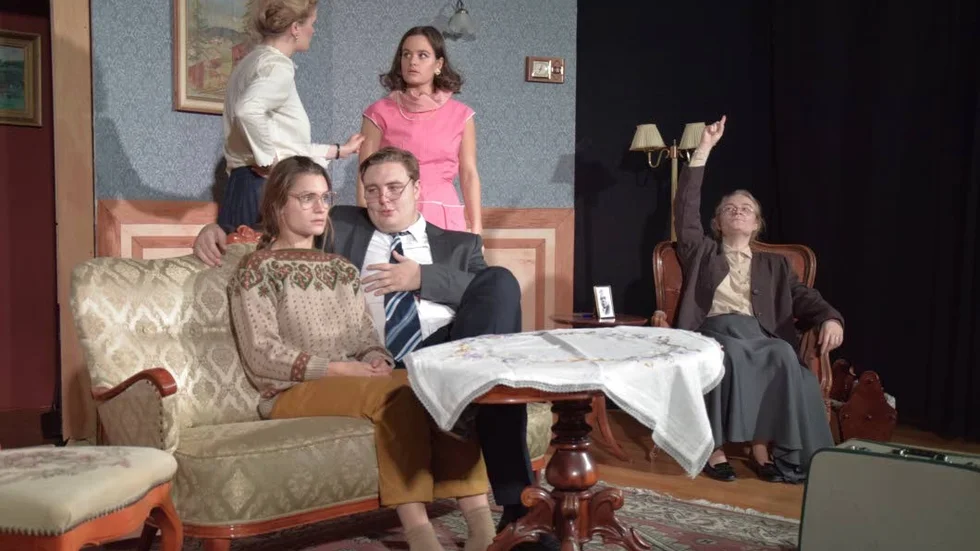 Vad händer i en välbeställd familj när en främmande människa ska tas om hand? Allan Edwalls pjäs ”Välkommen” spelades av Dugateatern från Mölnlycke i Vadstena på lördagskvällen.