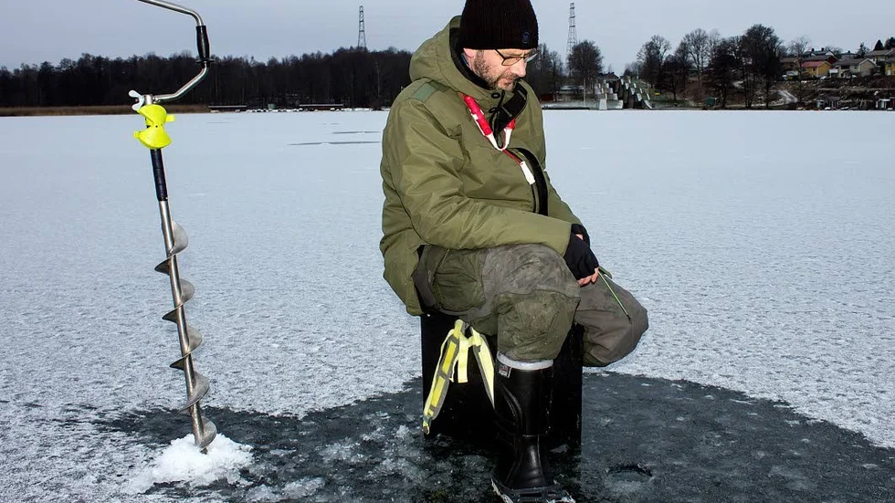 Rickard Åstrand pimplar abborre på Boren.
