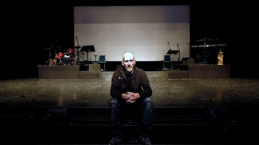 Scenen i Folkets hus teatersalong är hemmaplan för Jorgie Flordin, både arbete och fritid. .