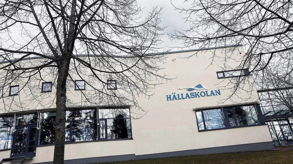 Ensamma. Hällaskolan är en läxfri skola.
