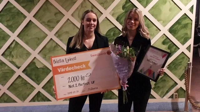 Maja Nyman och Linnéa Rapp med företaget Not2Perfect UF fick priset för bästa tjänst.