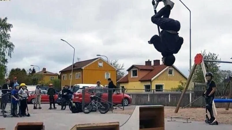 Isak Huddén från Norrköping var gäst när det var öppet hus på Motala skatehall. Här visar han upp en bakåtvolt.