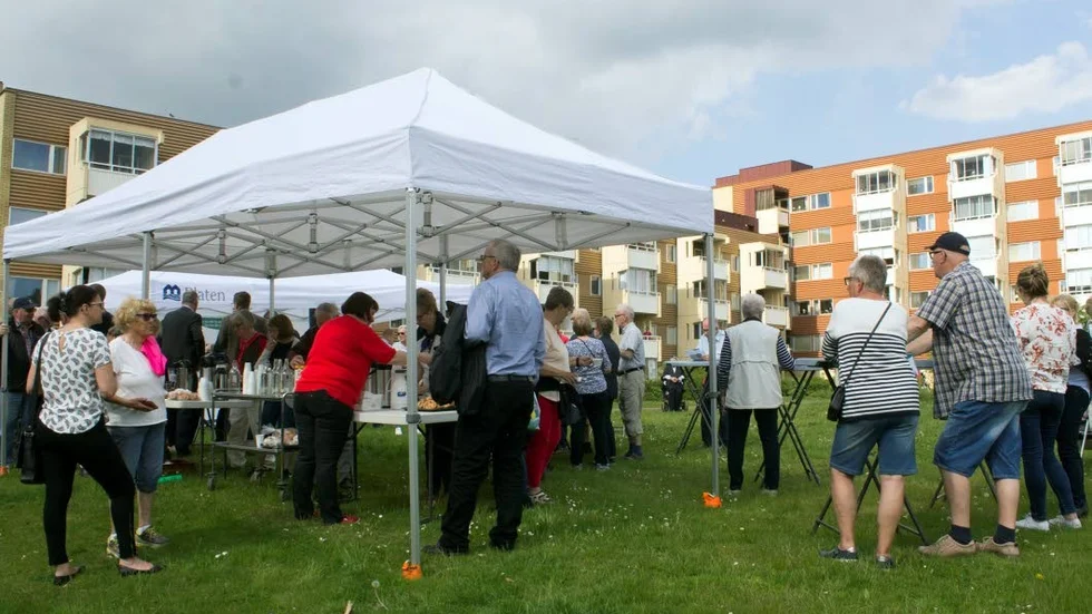 Att Platen skulle presentera sitt uppföljande nybygge i Gamla hade inte gått allmänheten helt förbi. Förutom prospekt bjödes det på fika.