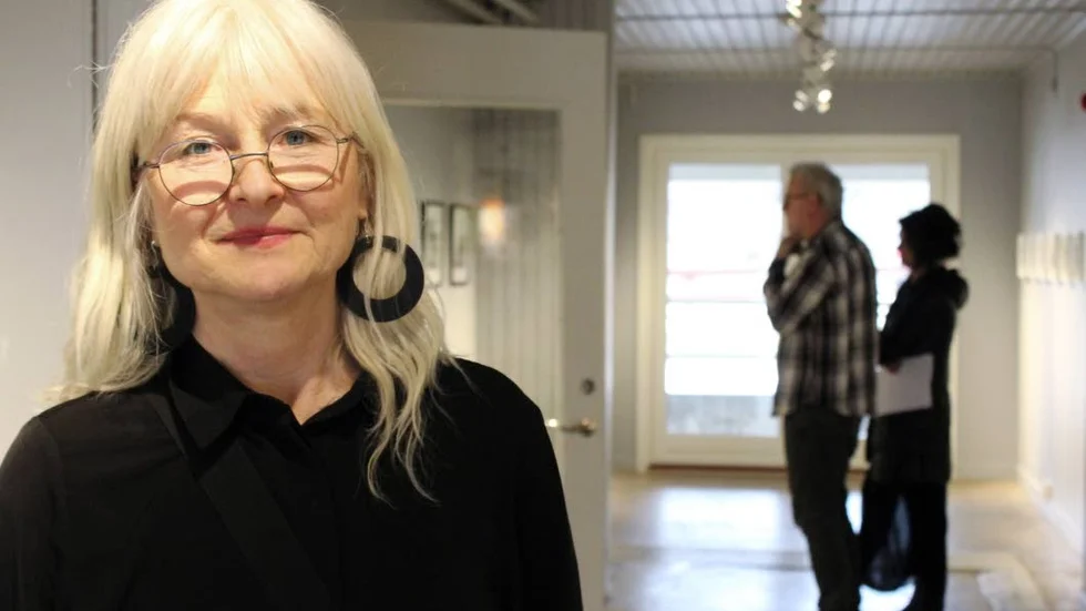 Assi Molin skapar fotografik. Hennes konst visas nu på K-ringen i Motala.