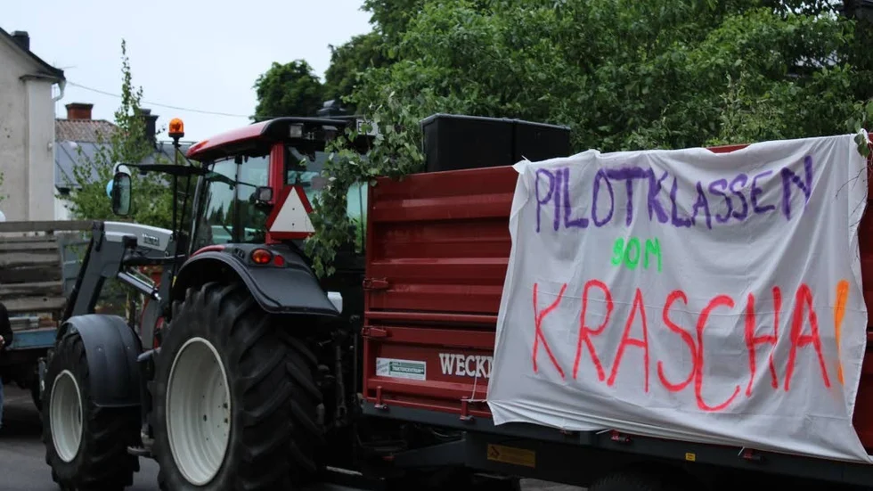 Skolavslutningen i Vadstena innebär att åka flak för niorna på Petrus Magniskolan.