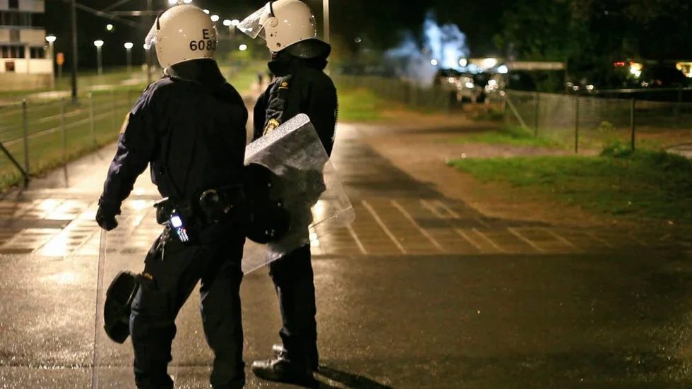 Norrköping. Kravallutrustad polis i den våldsdrabbade stadsdelen Klockaretorpet.