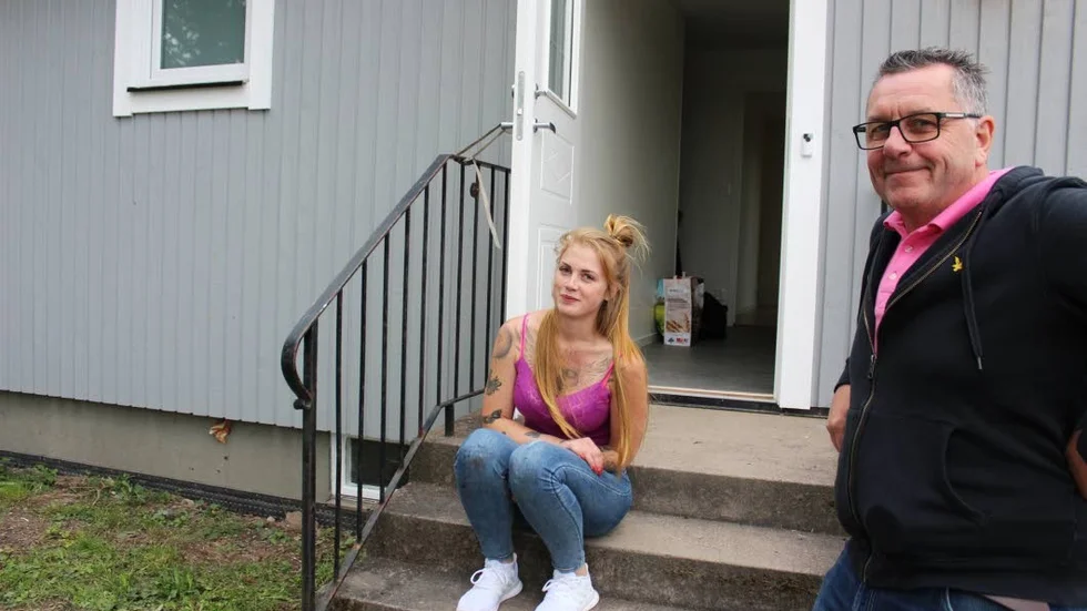 Kenneth Axelsson, från Fastighetsbolaget Kärnan, välkomnar Jennie Klaar som flyttar in i ett av de tre husen på Dackevändan.

Bolaget äger ytterligare ett par fastigheter i Blackstad.