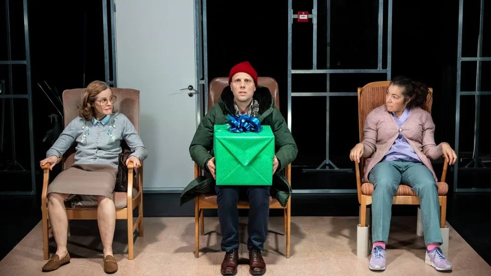En besökare med paket till farfar vill komma från äldreboendet så snart som möjligt.