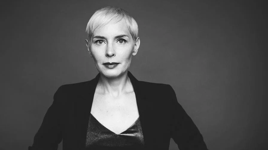Inredningsarktitekten Nadia Tolstoy debuterar som barnboksförfattare och kommer till Gamleby bibliotek för att läsa sin "Den modiga lilla kaninen och spökena i garderoben".