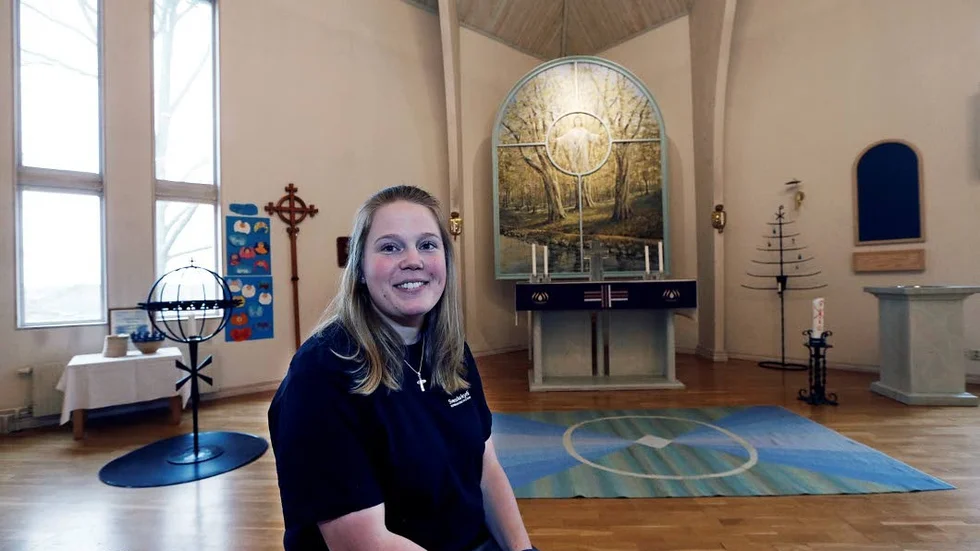 Maria Mosslycke i Björkhällakyrkan som uppfördes 1988 och med altartavlan målad av  Borensbergskonstnären Anders Gustafsson.