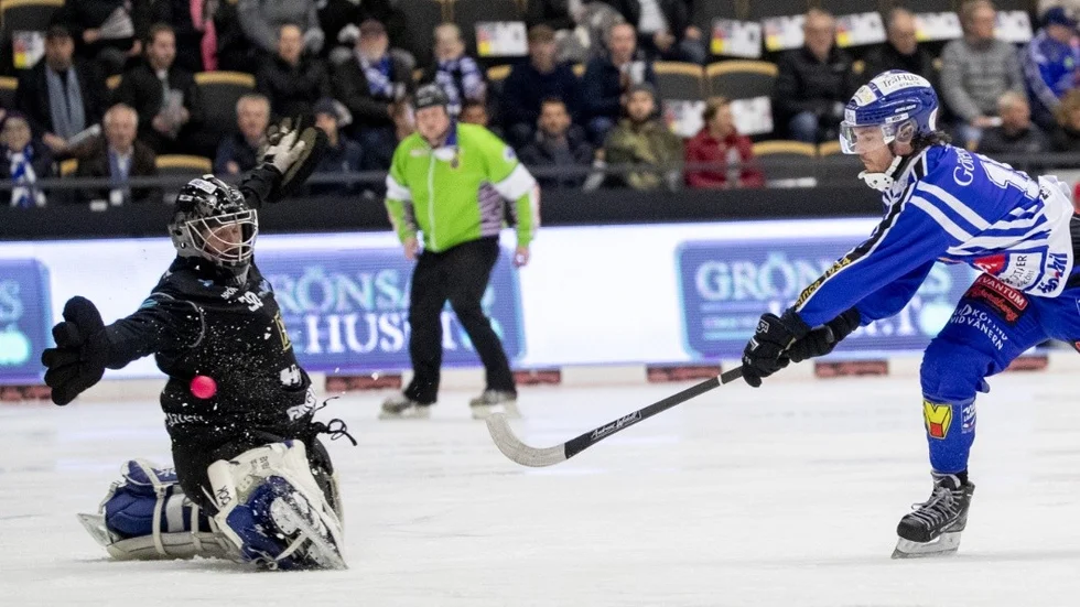 LIDKÖPING  20190226
 Villa Lidköpings Joakim Andersson slår in 1-0 bakom Motalas målvakt Jussi Aaltonen under tisdagens kvartsfinal 3 av 5 i Elitserien mellan Villa Lidköping BK och IFK Motala på Sparbanken Arena. 
 Foto: Adam Ihse  / TT / kod 9200