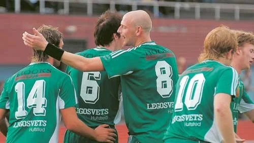 Tvåmålsskytten Johan Carlsson klappar om Magnus Pihl och Christoffer Olofsson som låg bakom 3-1-målet när HFK vann med 3-2 mot Nässjö och säkrade kontraktet i trean. Foto: Magnus Strömsten