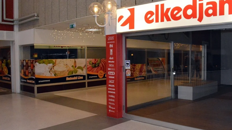 De två senaste butikerna som lagts ned i Gamleby Centrum, Elkedjan och butiken för arabisk mat. Foto: Anders Sjögren
