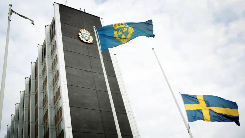 Halvstång. Under söndagen flaggade samtliga polisstationer i Sverige på halvstång efter att en polis i Göteborg omkommit.