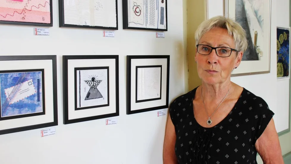 Textilkonstnär. Kerstin Danielsson är ett nytt namn i konstnärsföreningen Bland Art som driver Galleri Rådhuset. Här visar hon några textila verk, där hon utgått från låttitlar som till exempel "Return to sender".