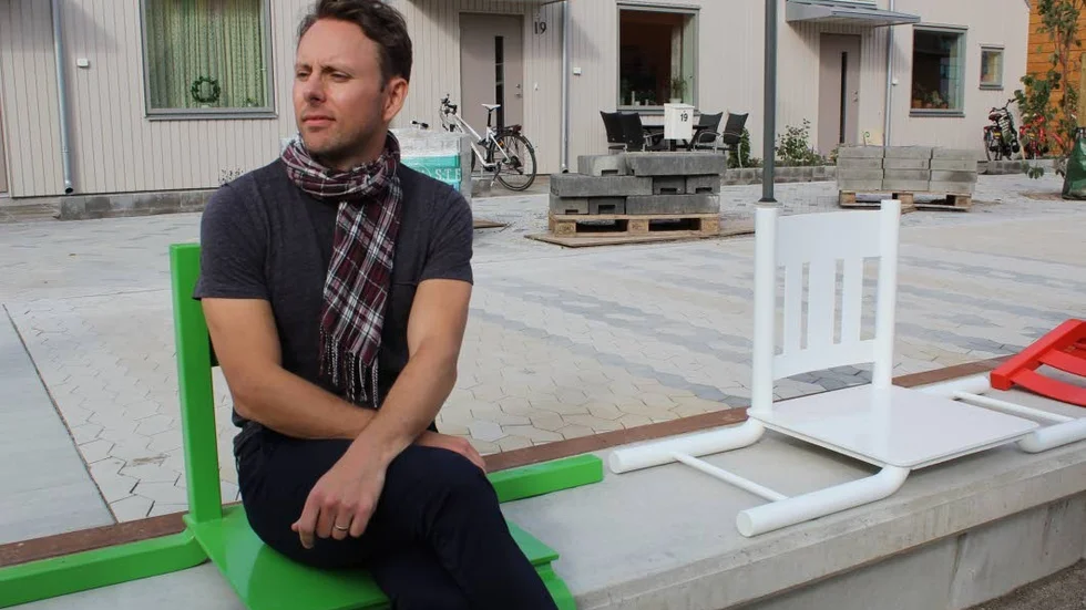 Stolar. Fredrik Norén satte sig ned på sitt konstverk "Break".