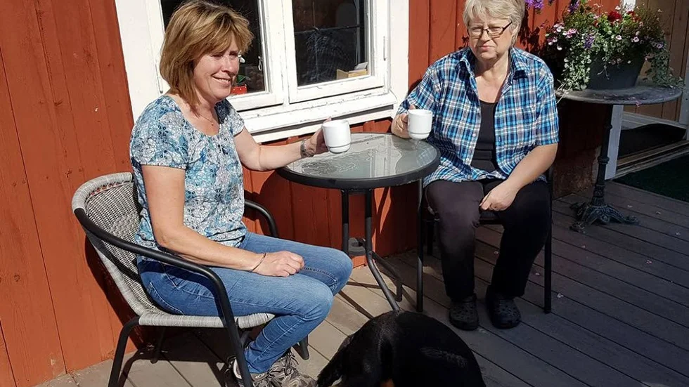 Grannar. Maria Nilsson (till vänster) och caféinnehavaren Eva Johansson har ett gott samarbete.