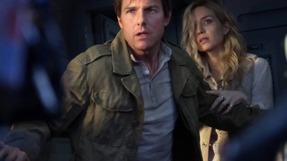 Tom Cruise och Annabelle Wallis gräver upp en mumie. Det visar sig vara en dålig plan i "The mummy".