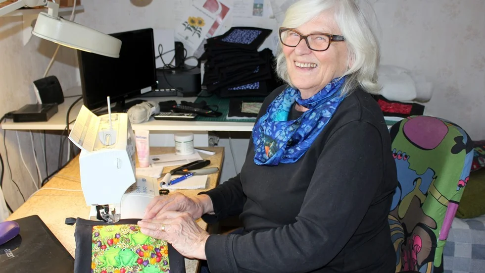 Birgitta Lundberg syr grytlappar med många olika mönster. Katter och hundar är mest efterfrågade.
