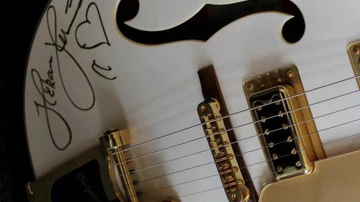 Du gamla. Håkan Hellströms signerade gitarr är ett av föremålen som stiftelsen auktionerar ut.