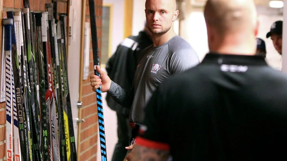 Tillbaka. Chad Billins är tillbaka i LHC – för att ta en tung roll. Om premiärmatchen mot Färjestad säger han: "Både jag och laget spelade okej. Det blev bättre ju längre matchen led och det var starkt att komma tillbaka. Synd bara att vi inte vann".