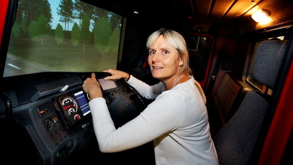 Bakom ratten. Forskningschefen på Väg- och transportforskningsinstitutet, Anna Anund, behöver inte ratta de förarlösa bussar som kanske trafikerar Linklöpings gator om cirka ett år. Arkivbild.
