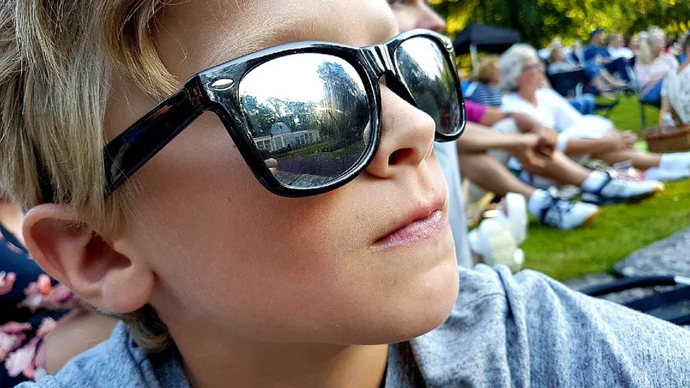 Isak Gruvebäck, 11 år, behövde solglasögon för att skydda sig från kvällssolen.