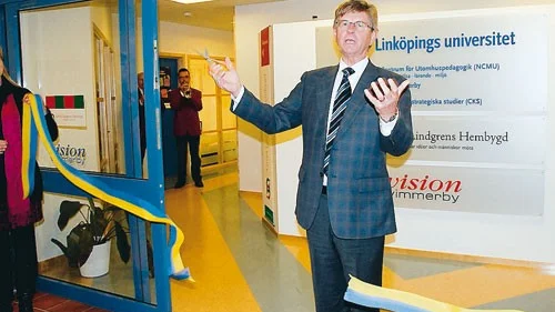 Nu har Linköpings universitet etablerat sig i Vimmerby. Detta i Focushusets lokaler. Landshövdning Sven Lindgren fick i onsdags äran att klippa av det traditionella bandet.