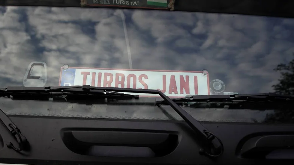 Turbo-Johnny, eller Janos som han egentligen heter, sover på dagen och kör på natten. Slutmål: Belgien.