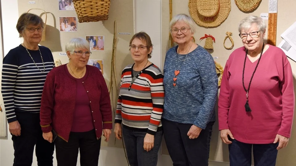 Några av utställarna. Barbro Karlsson, Gun Fernwall, Rigmor Hanzon, Marie-Louise Fredriksson och Siv Nilsson. Foto: Morgan Karlsson