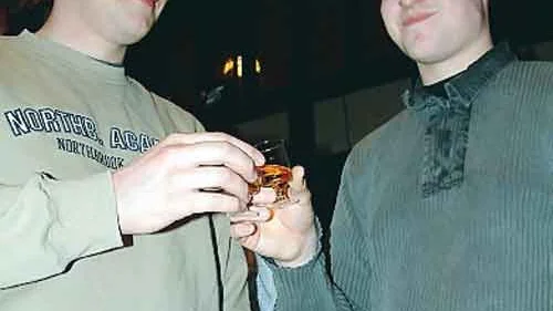 Björn Thunell och Daniel Eriksson var några av över 1 000 besökare på whiskymässan.