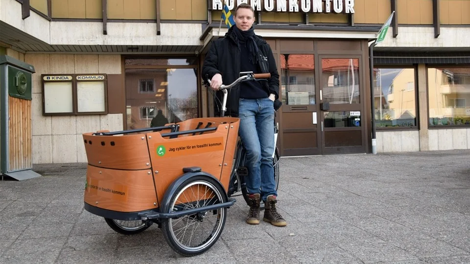 Joakim Svensson vid en av de elektriska lastcyklar som snart kommer lånas ut till invånarna. Foto: Morgan Karlsson