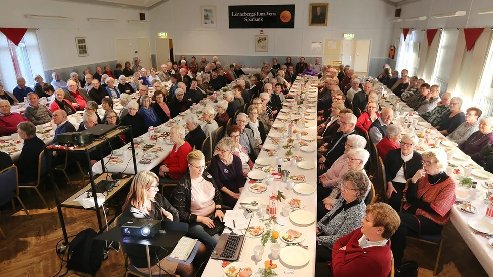 Den stora salen i Tuna Bygdegård var nästan helt fullsatt. Foto: Roelof Stroetinga